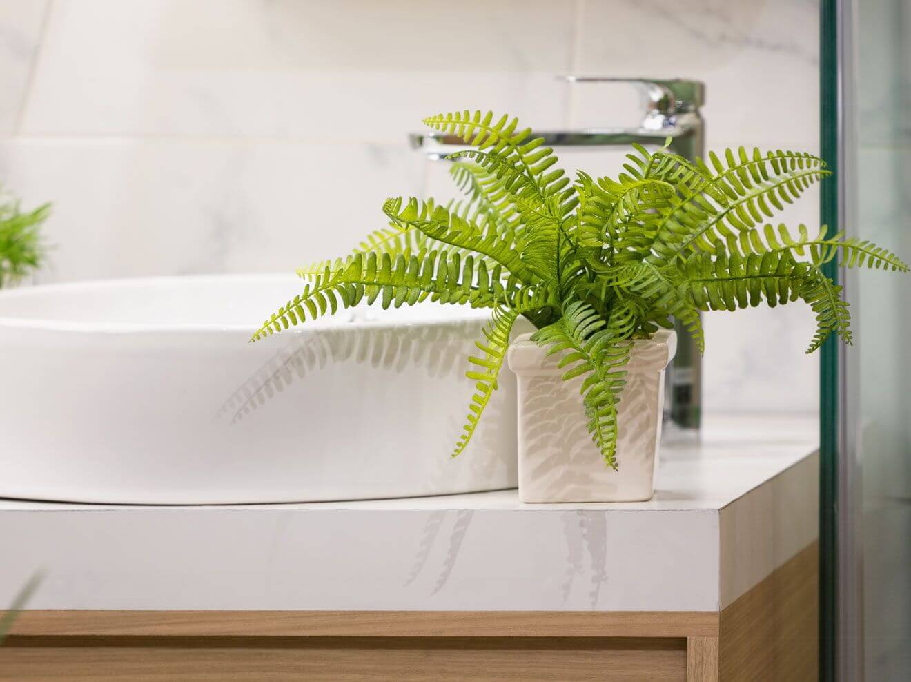Можно использовать искусственные растения в ванной комнате